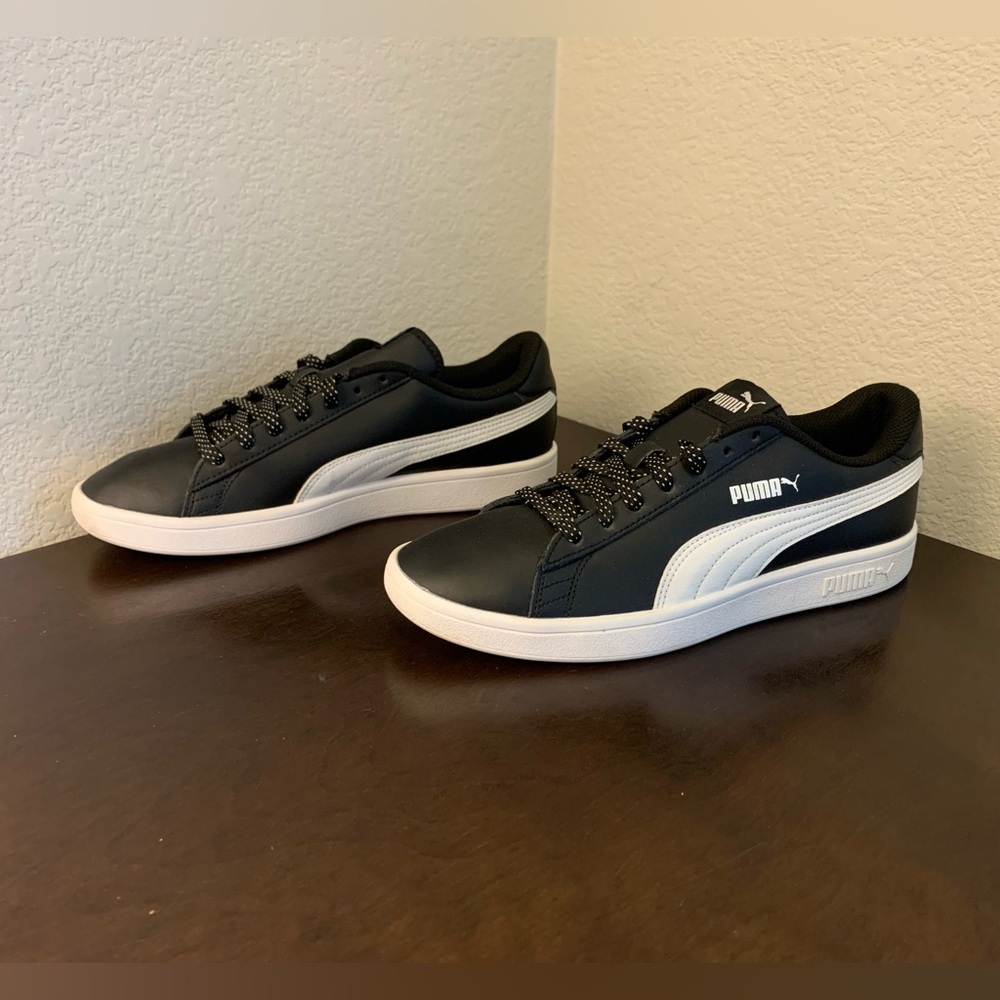 PUMA SMASH V2 BLACK/WHITE LIFESTYLE SNEAKER Men’s Size 9.5